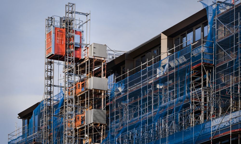 انواع آسانسور کارگاهی و کاربردهای آن‌ در صنعت